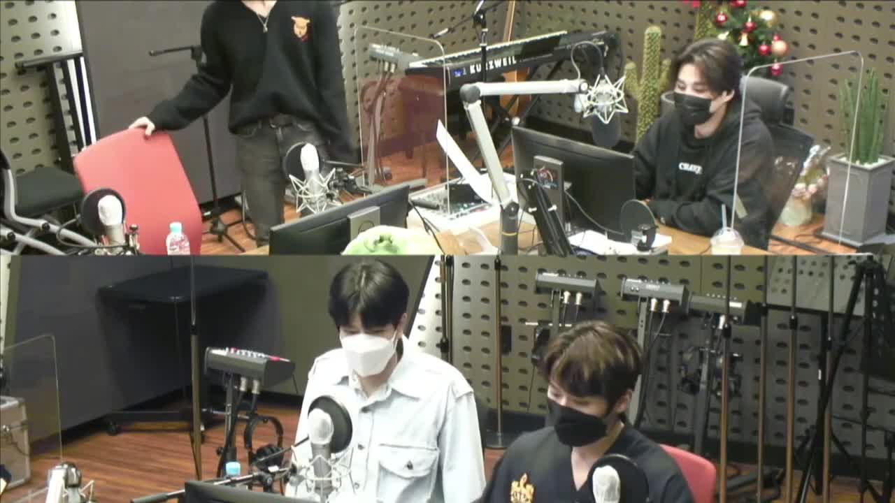 thumbnail DAY6 Kiss The Radio - Challenge SKZ (Stray Kids Hyunjin, Lee Know & Seungmin)