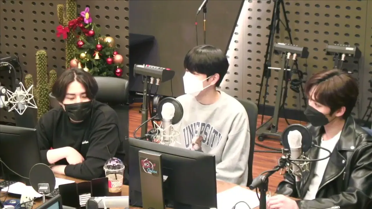 thumbnail DAY6 Kiss The Radio - Challenge SKZ (Stray Kids Lee Know & Seungmin)