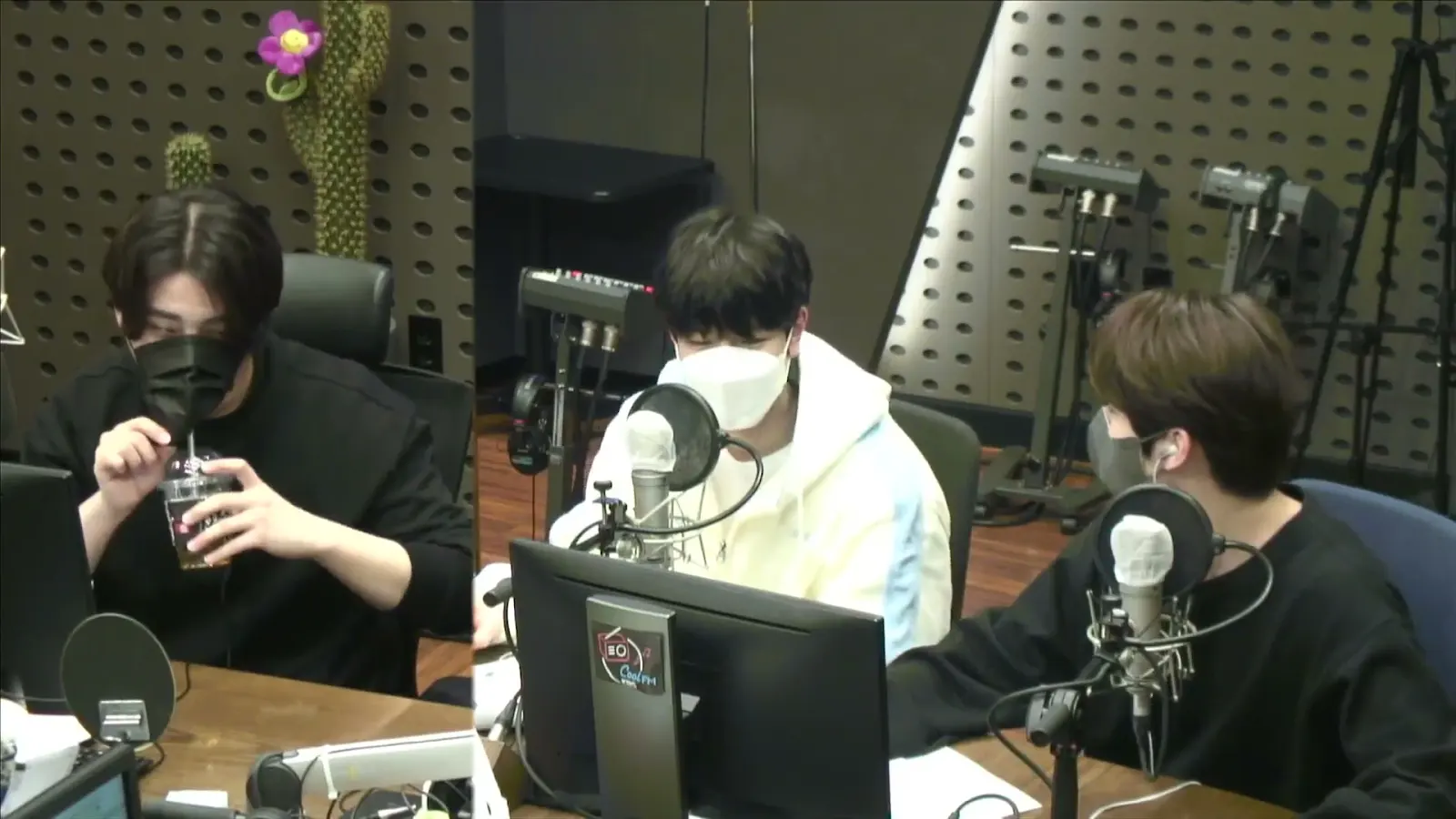 thumbnail DAY6 Kiss The Radio - Challenge SKZ (Stray Kids Lee Know & Seungmin)