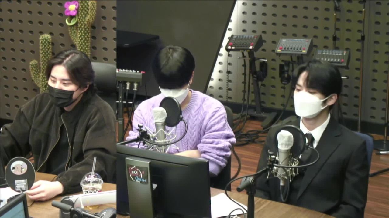 thumbnail DAY6 Kiss The Radio - Challenge SKZ (Stray Kids Lee Know & Seungmin)