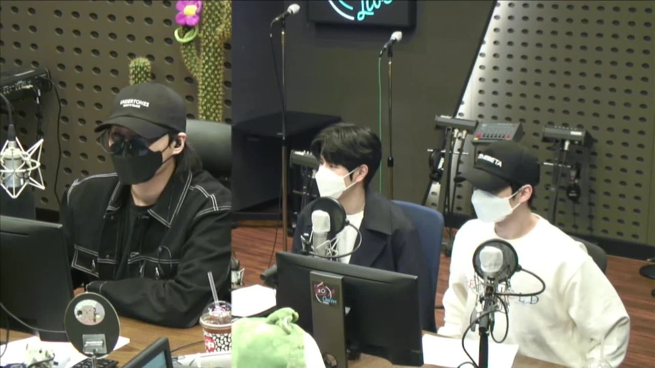 thumbnail DAY6 Kiss The Radio - Challenge SKZ (Stray Kids Lee Know & Seungmin)
