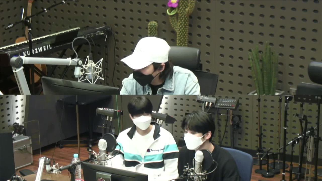 thumbnail DAY6 Kiss The Radio - Challenge SKZ (Stray Kids Lee Know & Seungmin)