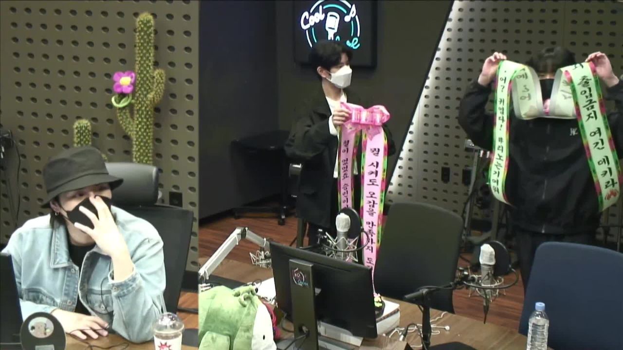 thumbnail DAY6 Kiss The Radio - Challenge SKZ (Stray Kids Lee Know & Seungmin)
