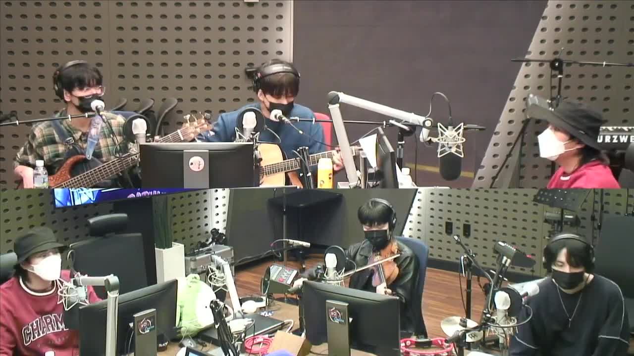 thumbnail DAY6 Kiss The Radio - Flower Boy Band (LUCY)
