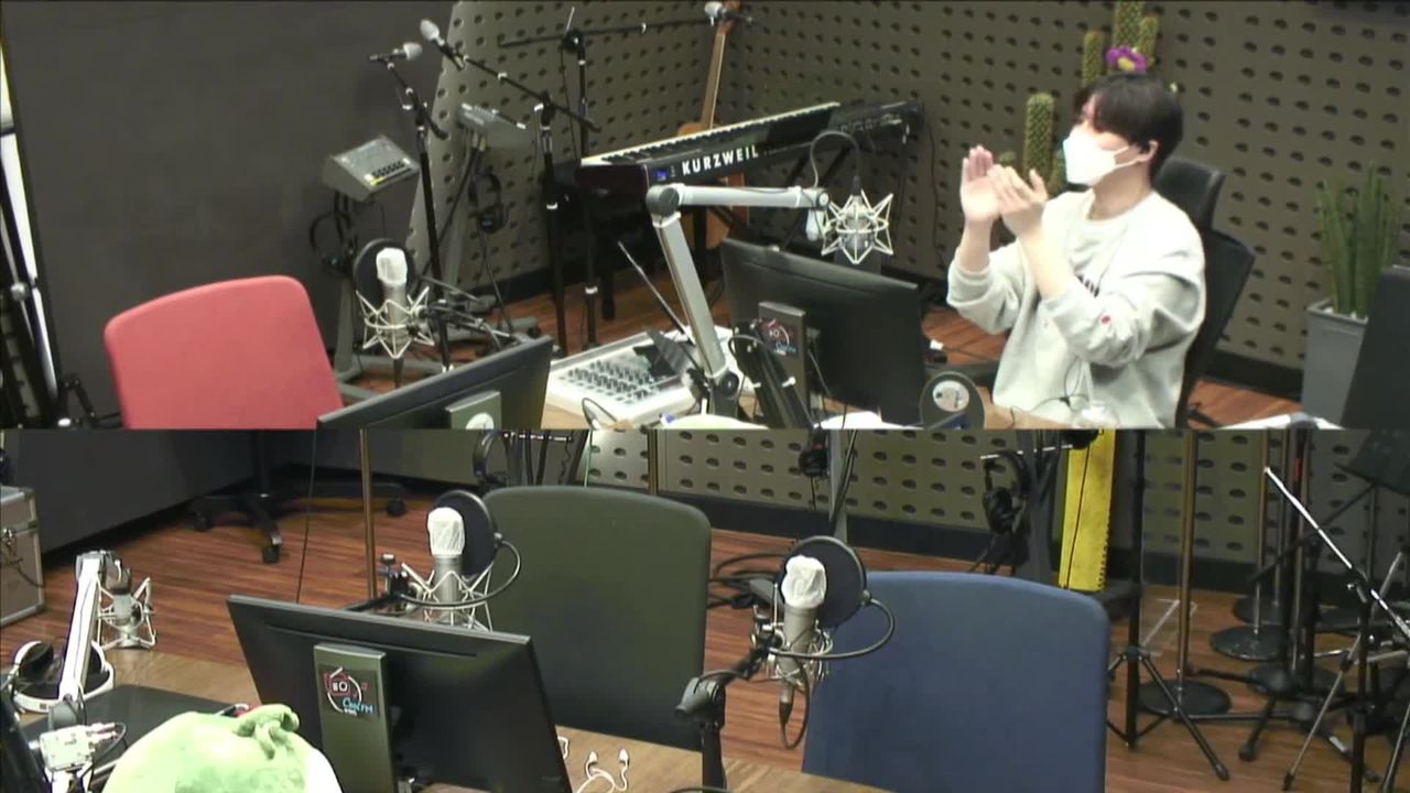 thumbnail DAY6 Kiss The Radio - Challenge SKZ (Stray Kids IN, Lee Know & Seungmin)