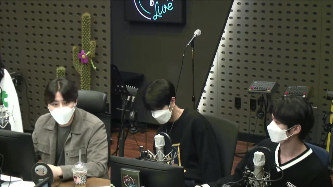thumbnail DAY6 Kiss The Radio - Challenge SKZ (Stray Kids Lee Know & Seungmin)
