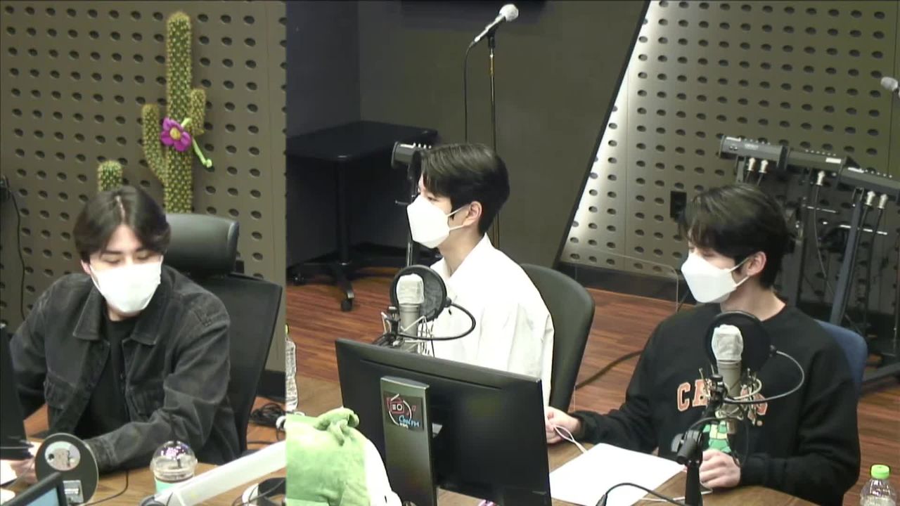 thumbnail DAY6 Kiss The Radio - Challenge SKZ (Stray Kids Lee Know & Seungmin)
