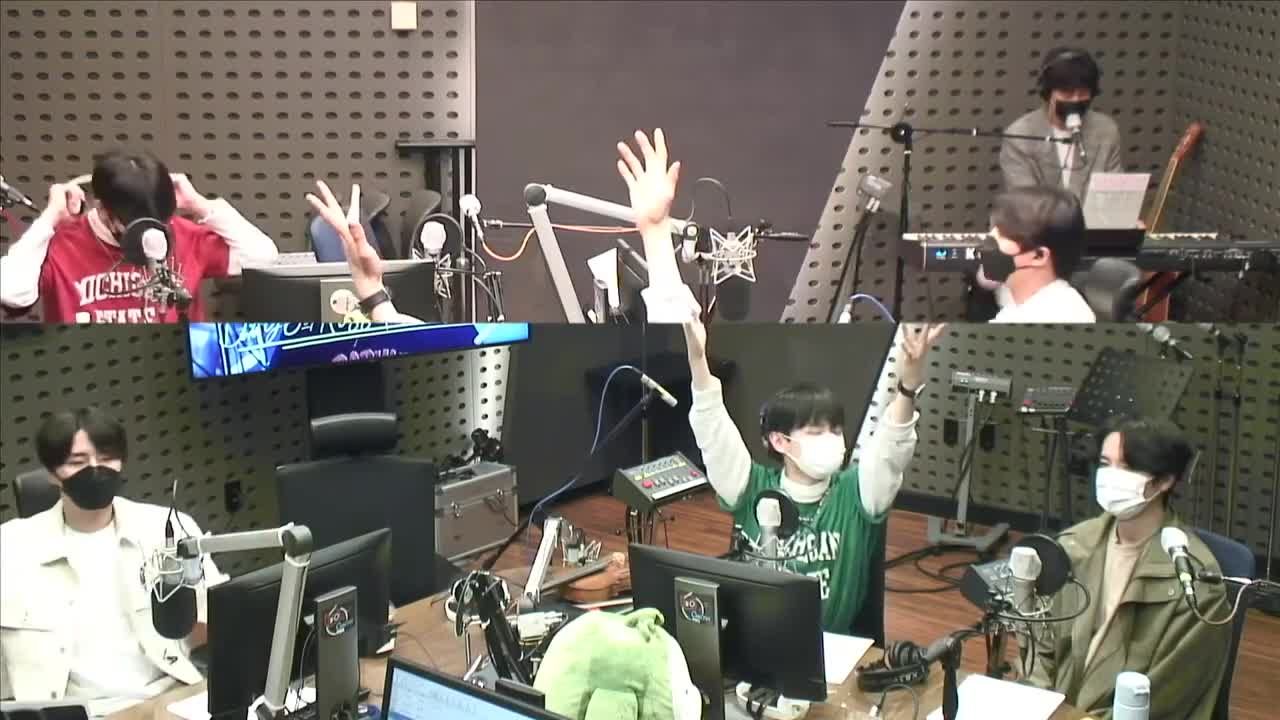 thumbnail DAY6 Kiss The Radio - Flower Boy Band (LUCY)