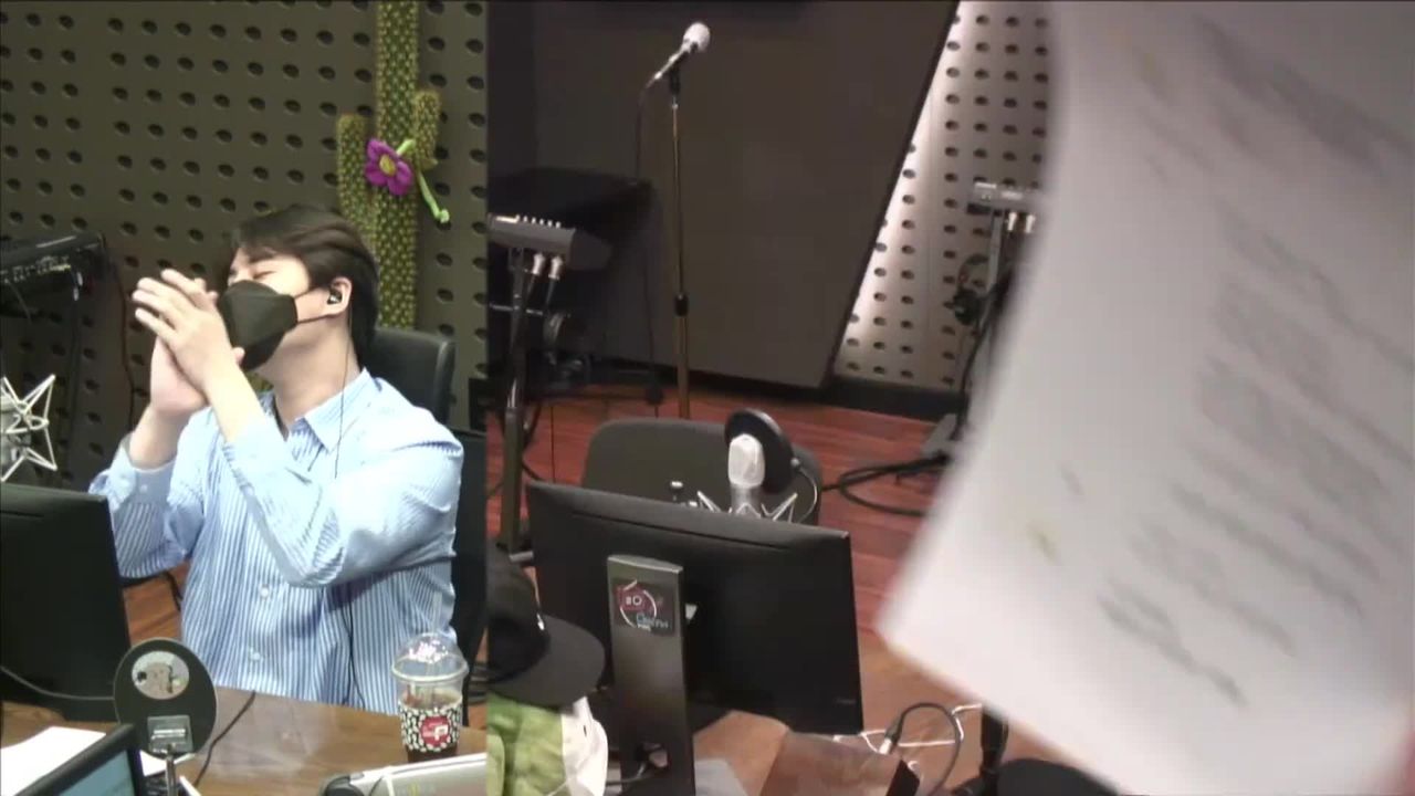 thumbnail DAY6 Kiss The Radio - Challenge SKZ (Stray Kids Lee Know & Seungmin)