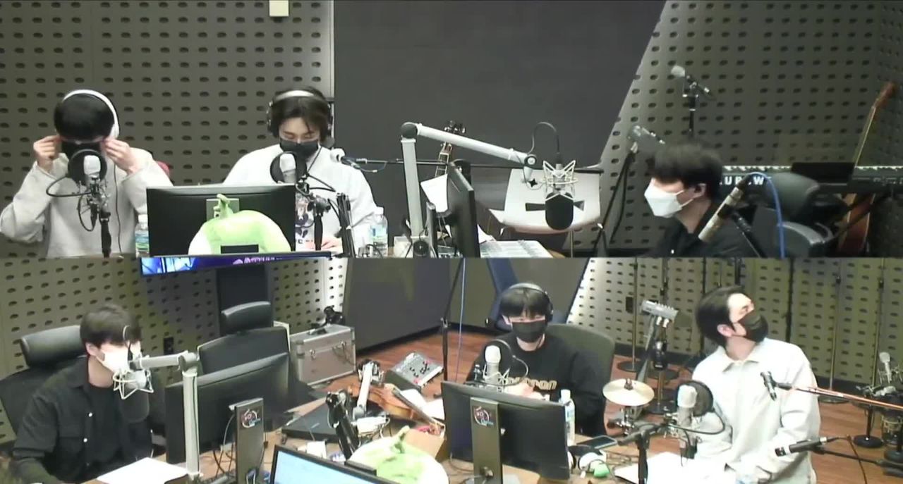 thumbnail DAY6 Kiss The Radio - Flower Boy Band (LUCY)