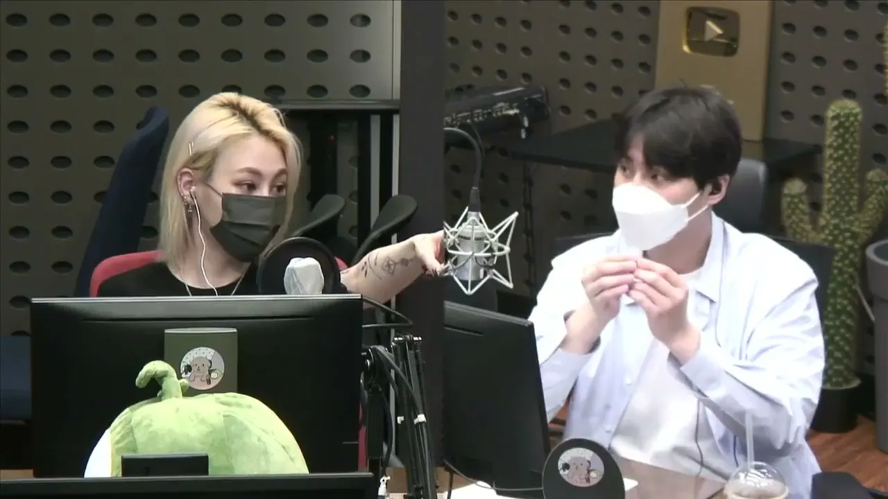 thumbnail DAY6 Kiss The Radio - Kiss Pops (Jamie)