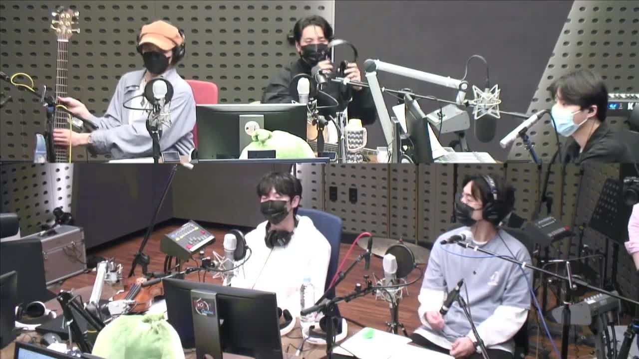 thumbnail DAY6 Kiss The Radio - Flower Boy Band (LUCY)