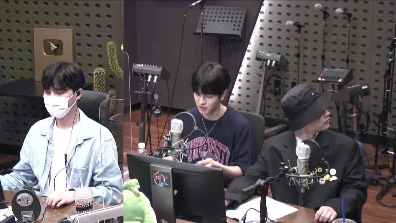thumbnail DAY6 Kiss The Radio - Challenge SKZ (Stray Kids Lee Know & Seungmin)