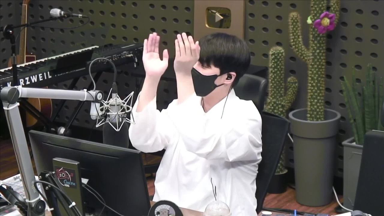 thumbnail DAY6 Kiss The Radio - TWICE