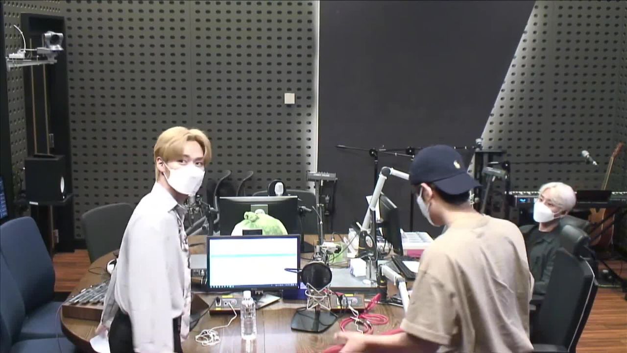 thumbnail DAY6 Kiss The Radio - Challenge SKZ (Stray Kids Lee Know & Seungmin)