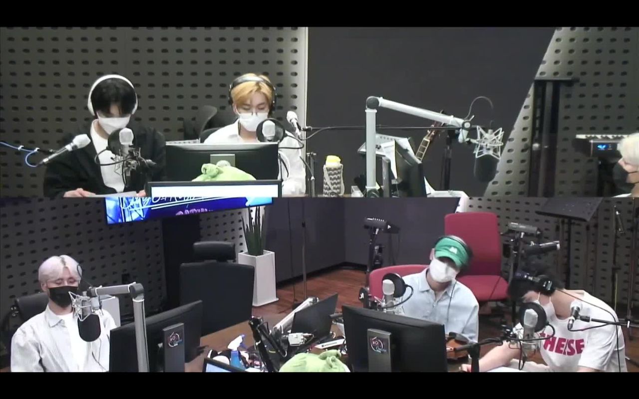 thumbnail DAY6 Kiss The Radio - Flower Boy Band (LUCY)
