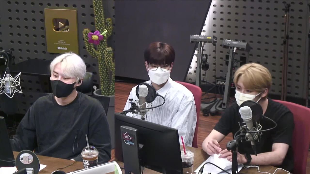 thumbnail DAY6 Kiss The Radio - Challenge SKZ (Stray Kids Lee Know & Seungmin)