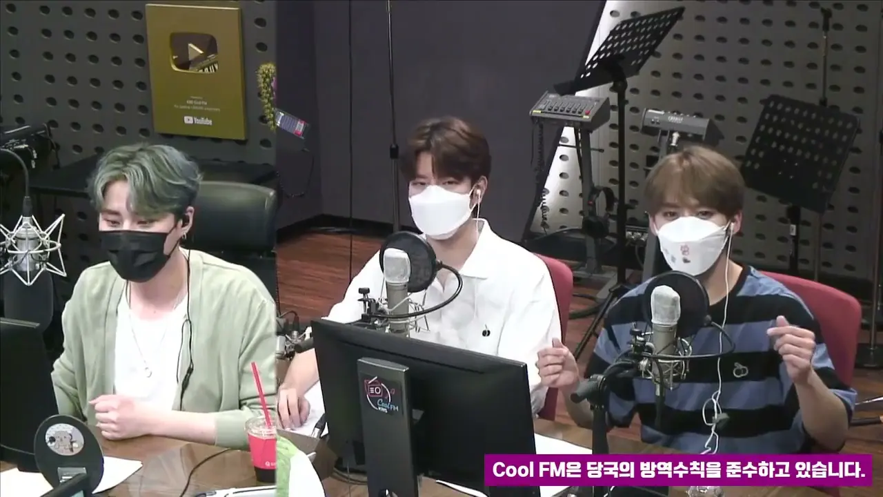 thumbnail DAY6 Kiss The Radio - Challenge SKZ (Stray Kids Lee Know & Seungmin)