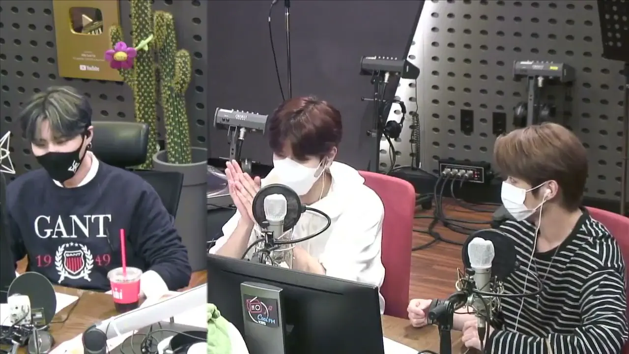 thumbnail DAY6 Kiss The Radio - Challenge SKZ (Stray Kids Lee Know & Seungmin)