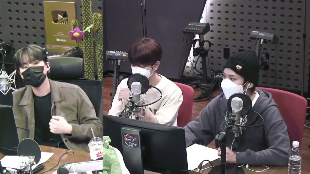 thumbnail DAY6 Kiss The Radio - Challenge SKZ (Stray Kids Lee Know & Seungmin)