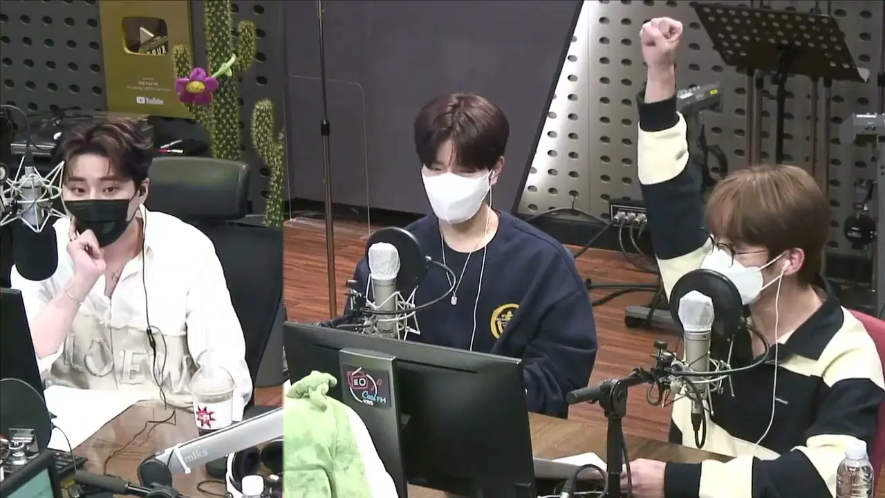 thumbnail DAY6 Kiss The Radio - Challenge SKZ (Stray Kids Lee Know & Seungmin)