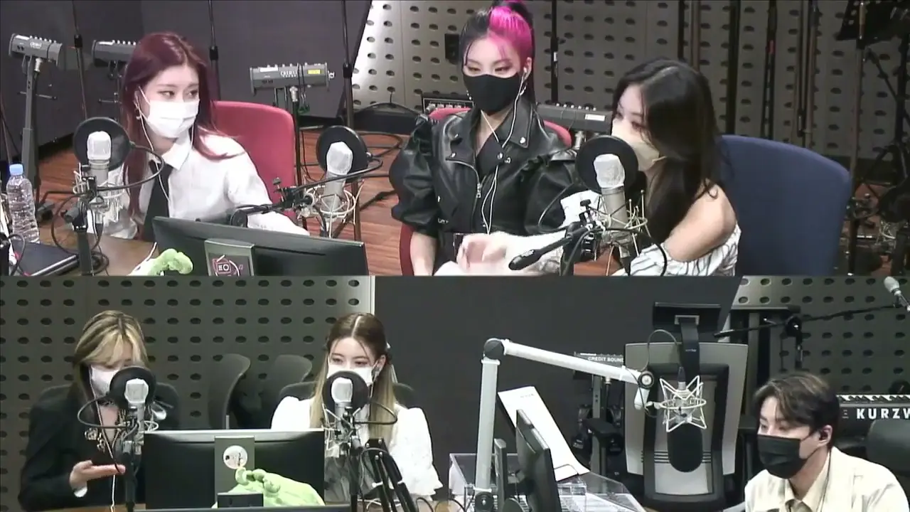 thumbnail DAY6 Kiss The Radio - ITZY