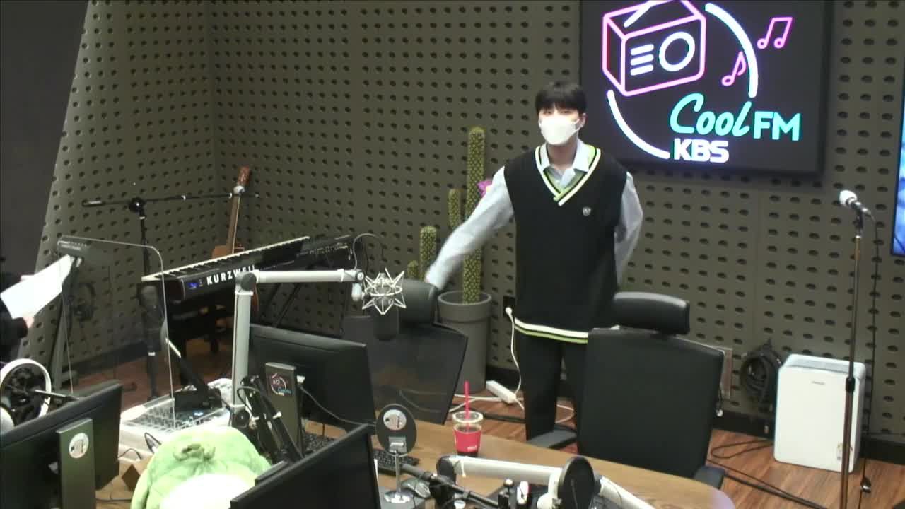 thumbnail DAY6 Kiss The Radio - Kiss Pops (Jamie)