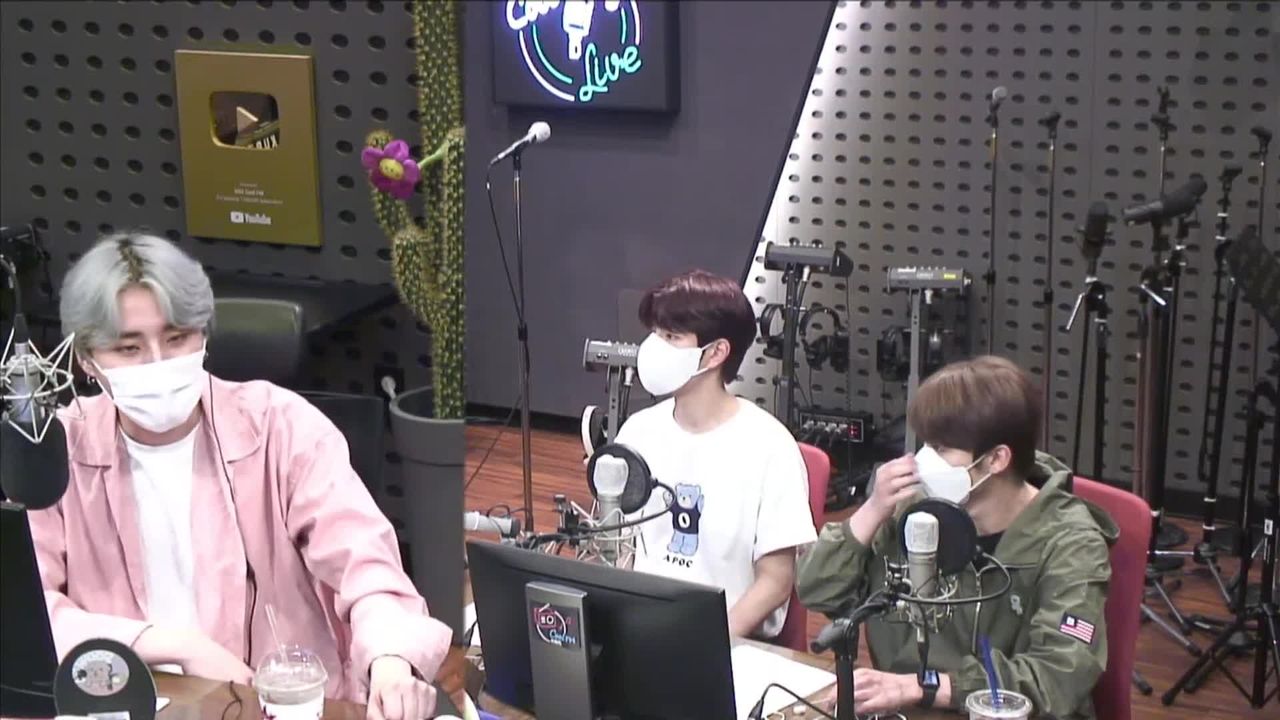 thumbnail DAY6 Kiss The Radio - Challenge SKZ (Stray Kids Lee Know & Seungmin)