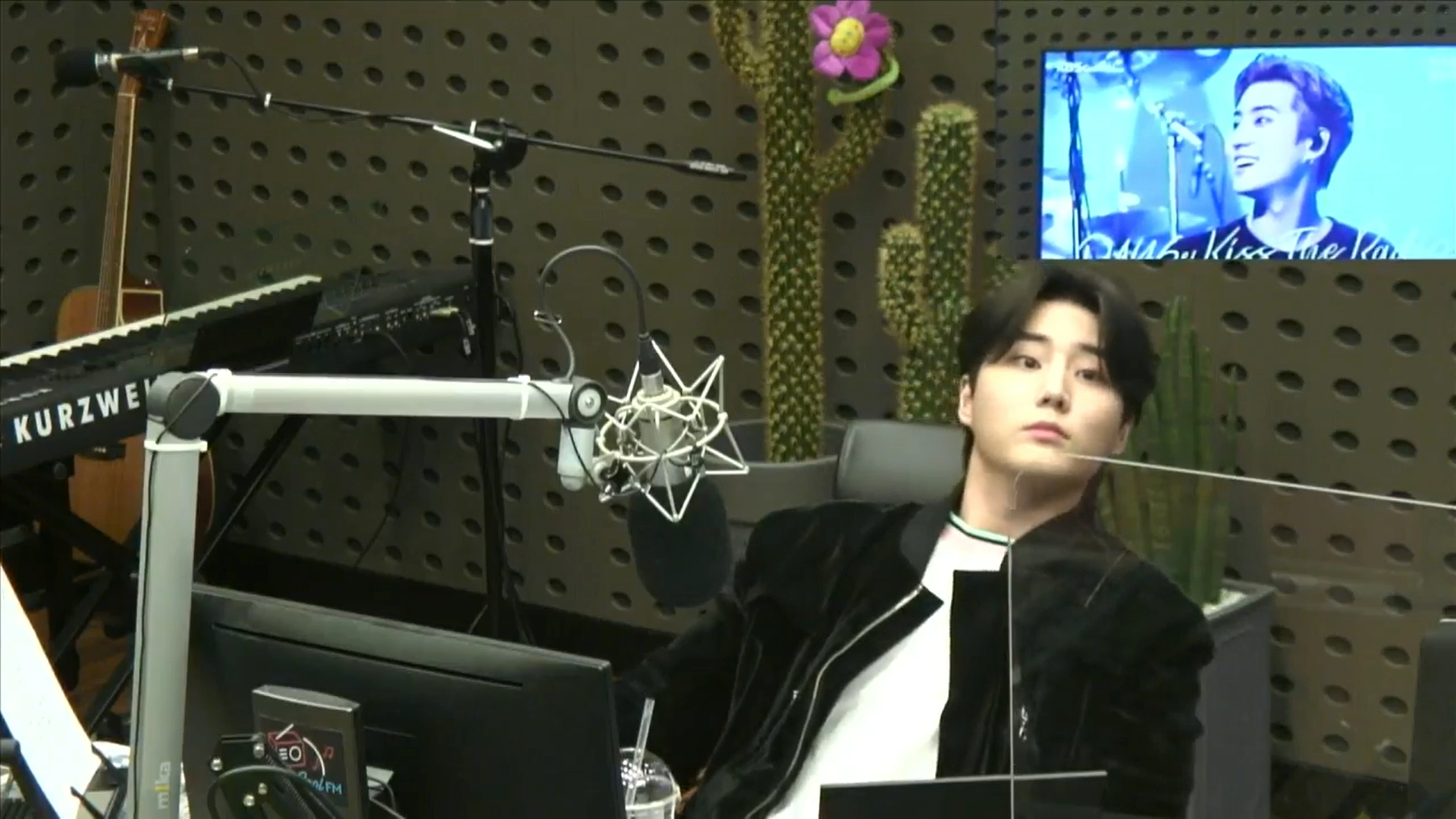 thumbnail DAY6 Kiss The Radio - Challenge SKZ (Stray Kids Lee Know & Seungmin)